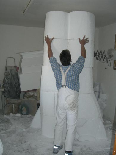 Gipsformerei Baldham-Dorf: Vergrößerung der Skulptur in Styropor durch Peter Forster