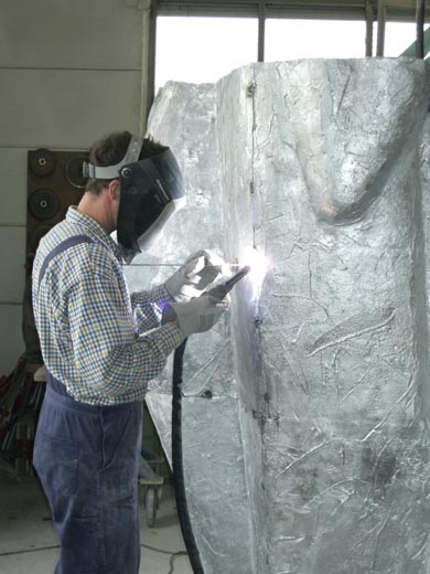 Jetzt wird alles zusammengeschweißt und ziseliert