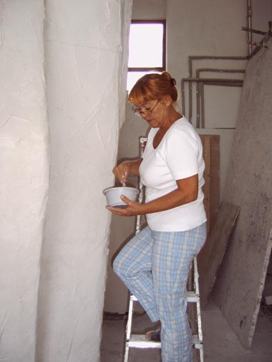 Das Styropor wird eingegipst und strukturiert