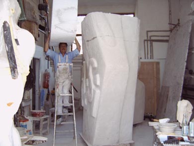 Stück für Stück wird eingegipst und strukturiert